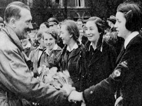 Οι «λύκαινες» της ναζιστικής Γερμανίας – Νεαρά κορίτσια χειρίζονταν αντιαρματικά και χειροβομβίδες – «Πνίξτε τον εχθρό με το ίδιο του το αίμα»